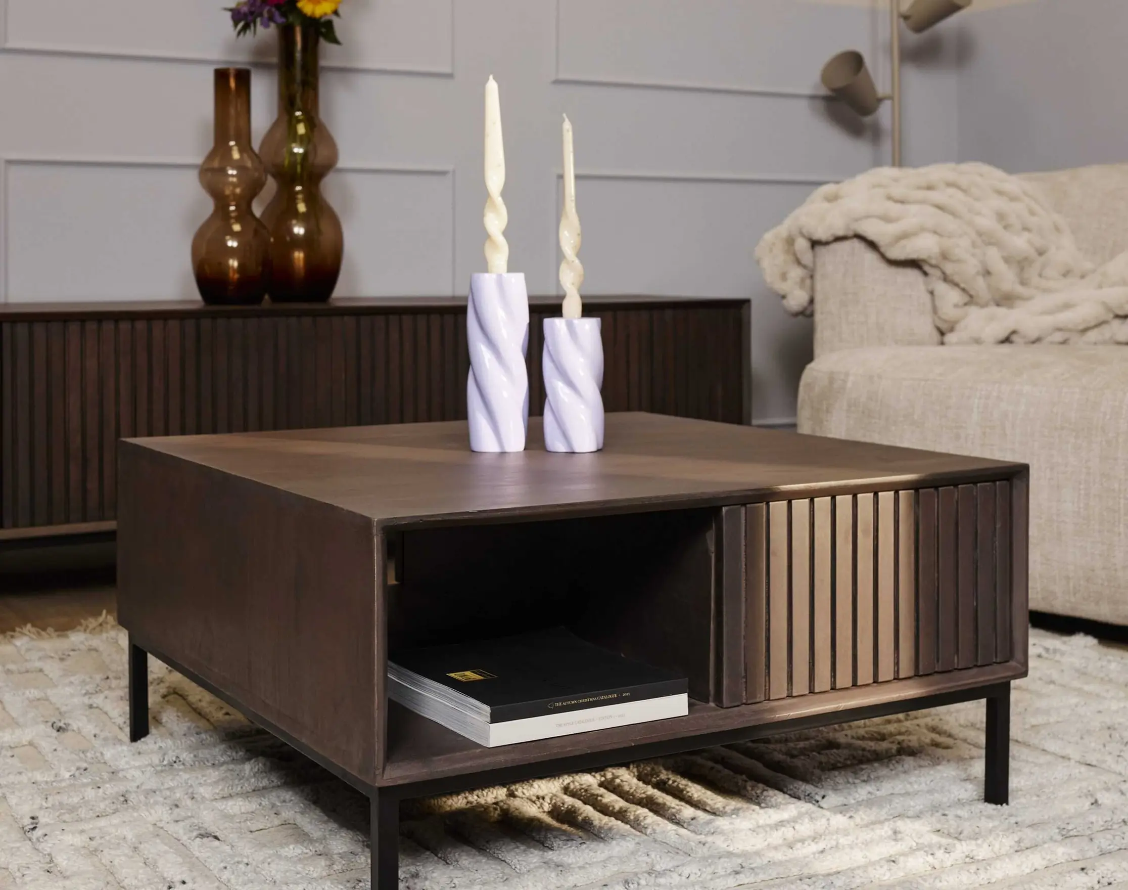 Bijzet tafel met kaarsen houders Bijzet tafel met kaarsen houders